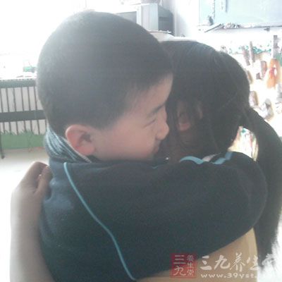 头发浓密的宝宝也可采取以上的护发方法。