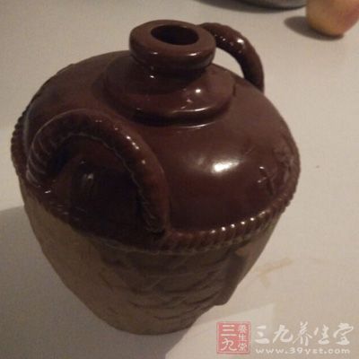 将甜瓜子放在白酒中浸泡