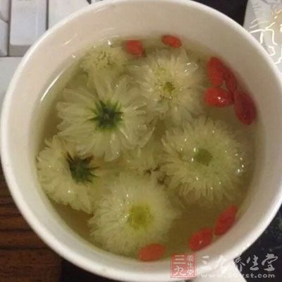 菊花清热解毒，养肝明目，能让人头脑清醒