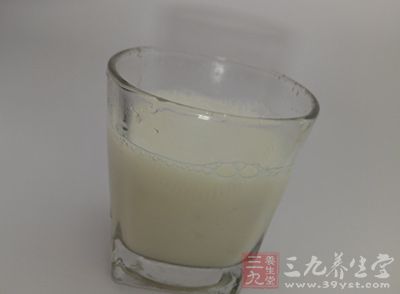 身体需要水，没有什么可以代替它。咖啡、碳酸饮料，甚至包括牛奶和果汁在内，它们和水都不是一回事。