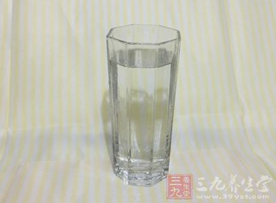 山楂1000g。去根蒂去籽后，水1000g，糖500g