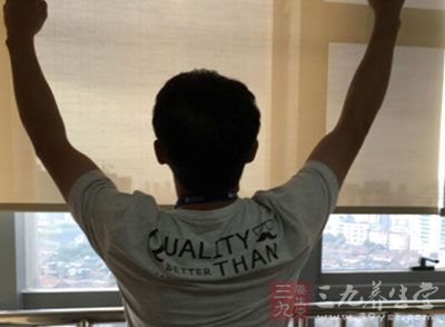 同时避免长时间坐着,每隔一小时站起来活动一次筋骨 同时避免长时间坐着,每隔一小时站起来活动一次筋骨