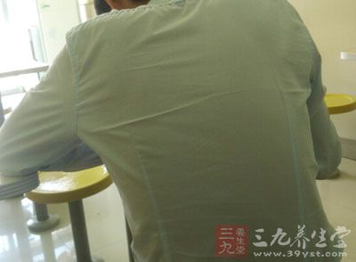 “香蕉形”驾驶姿势很伤腰椎 “香蕉形”驾驶姿势很伤腰椎