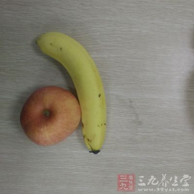 同时，再吃 100 克新鲜蔬菜或水果，如半只到一只香蕉或苹果。