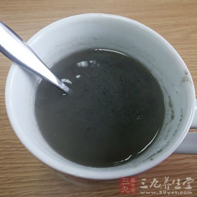 黑芝麻、黑豆，这些往往都被当做治疗白发的佳食材。