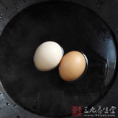 益处：蛋黄含有较高水平的胆碱，与患乳腺癌风险的降低息息相关。