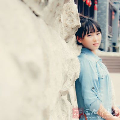 眼周围的皮肤十分细嫩,其皱纹通常被称为笑纹 眼周围的皮肤十分细嫩,其皱纹通常被称为笑纹