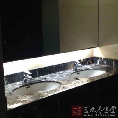 不宜在浴缸、淋浴间使用任何类型的电话,以免发生电击和火灾危险 不宜在浴缸、淋浴间使用任何类型的电话,以免发生电击和火灾危险