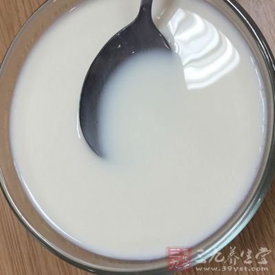 豆腐漿性平，味甘，有補(bǔ)虛潤(rùn)燥、益肺化痰之功