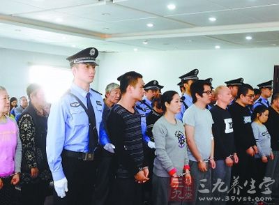 承包中医科骗钱雇医托诈骗近30万元 15人受审