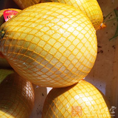如果在吃了油腻又麻辣的火锅后，吃个柚子，就能有助于滋阴去火，健脾消食