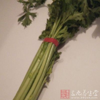 芹菜凉拌一定要挑选新鲜绿色的，它的根部很脏