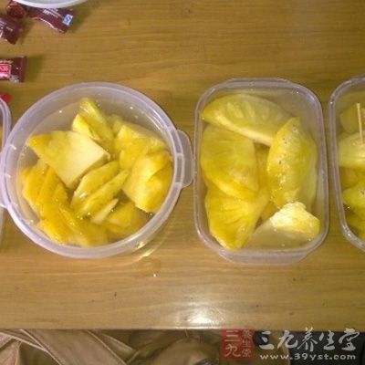 菠萝汁有降温的作用，并能有效地降低支气管