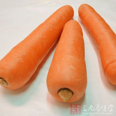 将胡萝卜洗净，削去表层，呈光洁的细棒状
