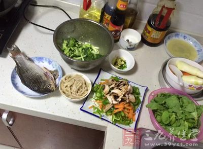 肯定与全家人长期吃剩菜剩饭以及霉变食物有关