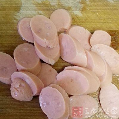 热狗、香肠、烟熏肉等加工肉制品，大多含有过多的硝酸盐和化学物品，是可能致癌的物质