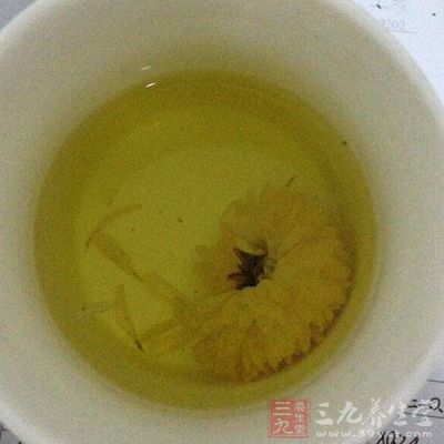 简单的医治方法就是用菊花泡茶喝