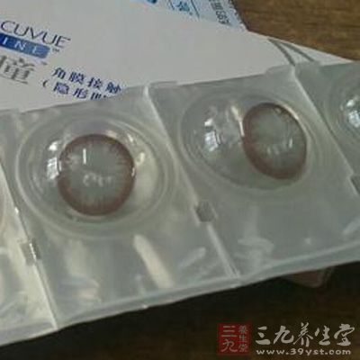 隐形眼镜很容易影响眼泪循环，泪膜形成受阻