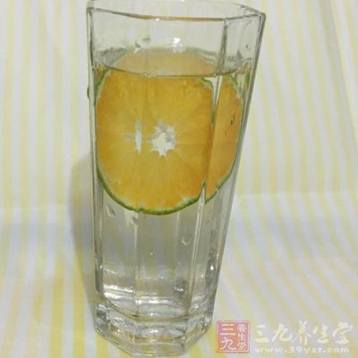 柠檬水的副作用 喝它需要注意什么