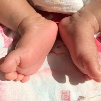 按摩腿脚能够增强宝宝的协调能力，使宝宝的肢体更灵活