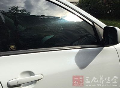 负责对车辆进行车内空气质量检测的中国气象科学研究院室内环境检测中心在活动中收集的被检测车辆的车内空气样本进行实验分析 负责对车辆进行车内空气质量检测的中国气象科学研究院室内环境检测中心在活动中收集的被检测车辆的车内空气样本进行实验分析