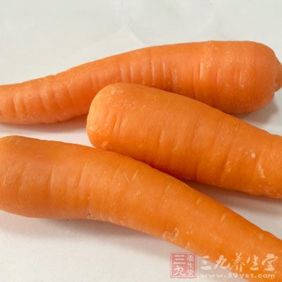 胡萝卜刨成细丝 ,胡萝卜入锅，加入少许水