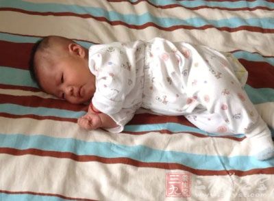 睡姿矫正可以通过宝宝平趟在婴儿床等实施，虽然这是最安全的睡姿，但你仍然可以采取很多措施预防孩子的头型变形