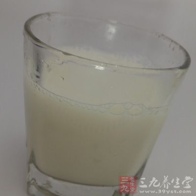 奶制品。牛奶等奶制品含有乳糖，乳糖不耐受患者等人群无法顺利消化乳糖