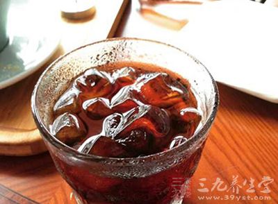 在炎热的夏季,如果胃肠受到大量冷食的刺激,会加快蠕动 在炎热的夏季,如果胃肠受到大量冷食的刺激,会加快蠕动