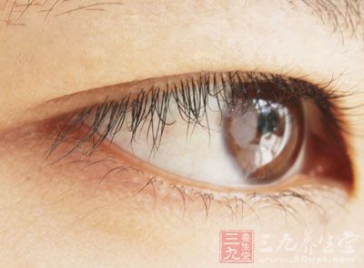 经常用手按摩双眼,可减轻眼睛疲劳并预防视力下降 经常用手按摩双眼,可减轻眼睛疲劳并预防视力下降