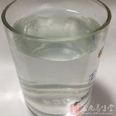 多喝水可以保持黏膜湿润，成为抵挡细菌的重要防线