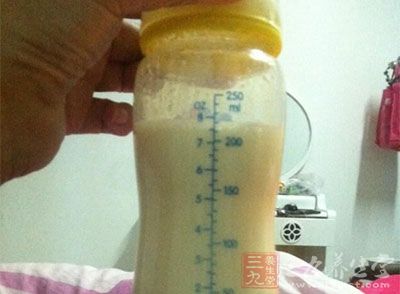 专家:新生儿一天该喂几次奶
