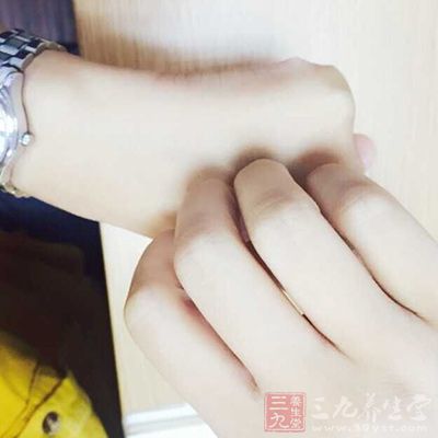 如果是女人，光滑肌肤当然让人羡慕，但男人?虽然用不上像女人一样光滑如丝绸，但是也不能差别太大了。