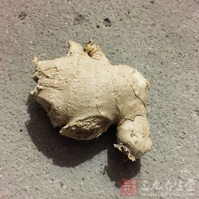 生姜是溫熱的食物，而且這種熱是產(chǎn)自身體的內(nèi)部