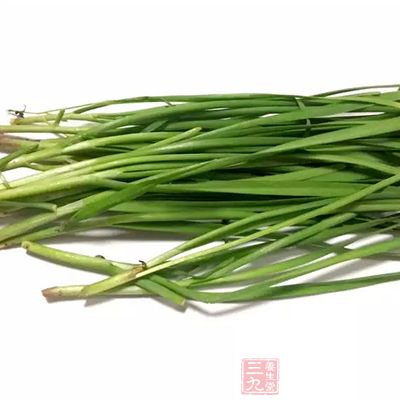 韭菜经过烤制后能将硫化物挥发出来，避免硫化物与人体内氧原子竞争，从而增加眼部组织的氧供应。