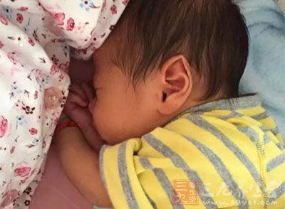 宝宝出生时体重偏低一定要尽早给他补点铁 宝宝出生时体重偏低一定要尽早给他补点铁
