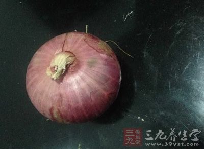 新鲜的洋葱1个