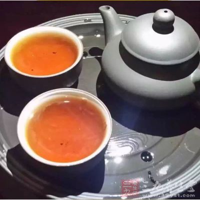 腸清茶中有的成分和瀉藥是一樣的，經(jīng)常飲用會產(chǎn)生依賴性