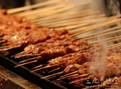 很多人都喜欢在夏夜边喝啤酒边吃烧烤 很多人都喜欢在夏夜边喝啤酒边吃烧烤