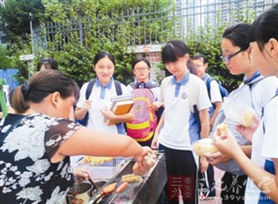 深圳实行食品摊贩管理条例 校园周边禁摆摊--三