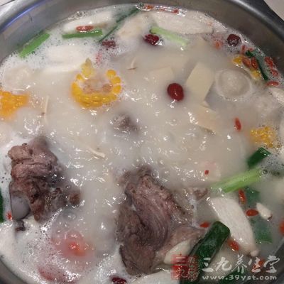 再將豬骨頭湯和牛蒡子汁放鍋中同煮