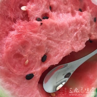 催熟的西瓜瓜皮颜色鲜嫩、条纹浅淡、瓜蒂发青 催熟的西瓜瓜皮颜色鲜嫩、条纹浅淡、瓜蒂发青