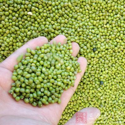 綠豆茶：綠豆30克(搗爛)，綠茶3克(布包)