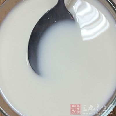 辅食补钙:牛奶、豆浆等，豆类