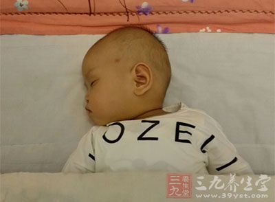 1岁以下的宝宝不能忽略睡眠对于发育的重要性