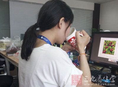 经常与电脑打交道的人,由于长时间面对没有生命的电脑屏幕,会在不知不觉中生出一张表情淡漠、冷峻的“电脑脸” 经常与电脑打交道的人,由于长时间面对没有生命的电脑屏幕,会在不知不觉中生出一张表情淡漠、冷峻的“电脑脸”