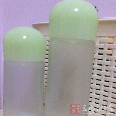 薄薄的一层隔离霜能够有效阻止几乎与尘埃接触 薄薄的一层隔离霜能够有效阻止几乎与尘埃接触