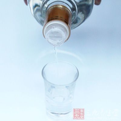 潰瘍性結(jié)腸炎患者應(yīng)禁忌酒等辛辣刺激食物