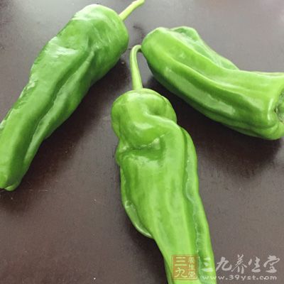 青椒等富含维生素C的食物也可以帮助我们缓解便秘症状