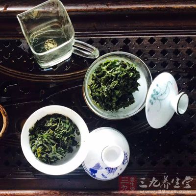 饭后喝浓茶，大量的水进入胃中会冲淡胃所分泌的消化液，影响胃的消化